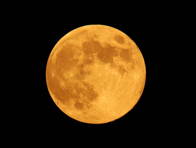 Περίπου 200 εκατομμύρια χρόνια νεότερη προκύπτει η Σελήνη, σύμφωνα με νέα έρευνα