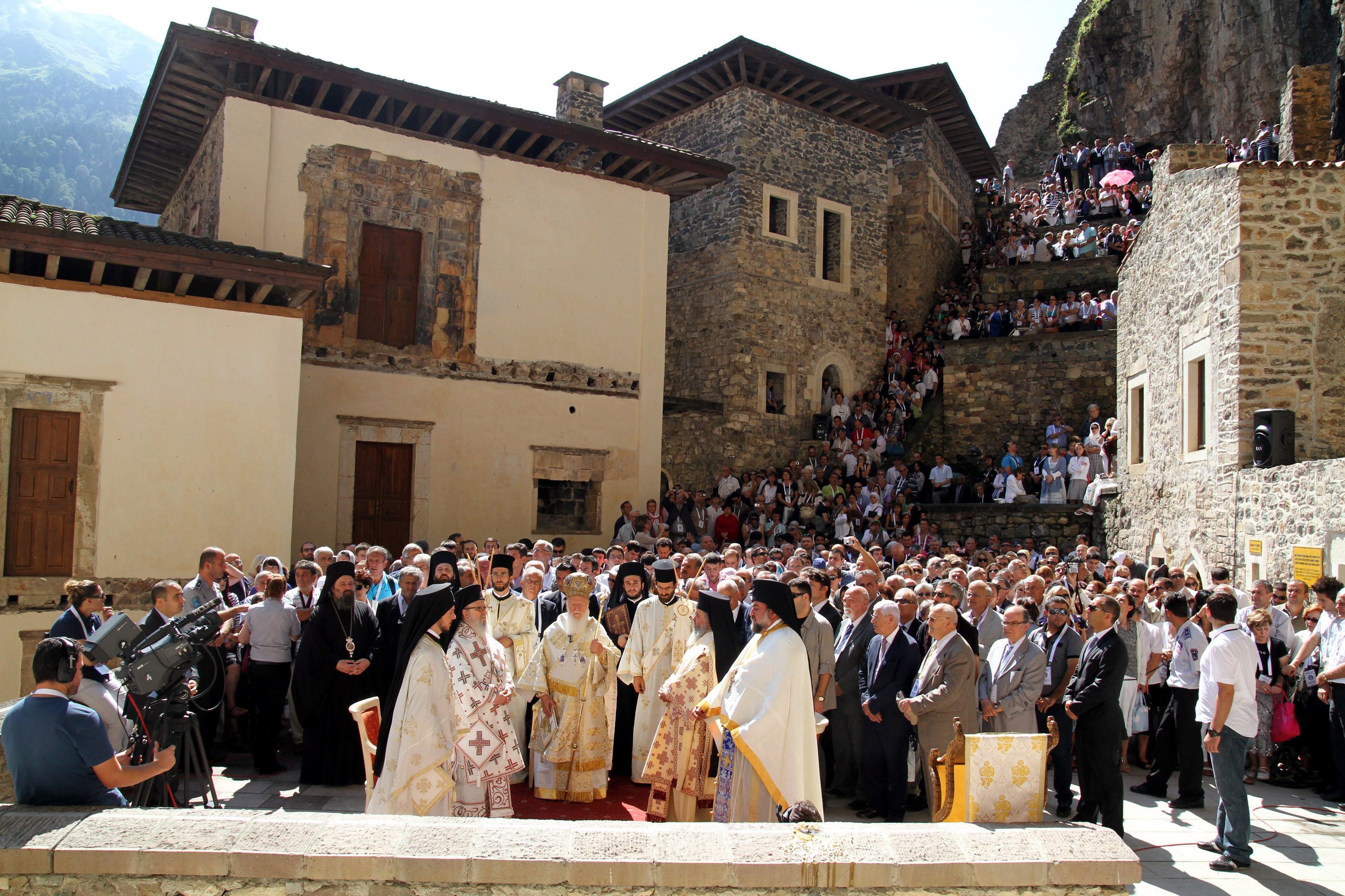 Με λαμπρότητα η Θεία Λειτουργία στην ιστορική μονή Παναγία Σουμελά