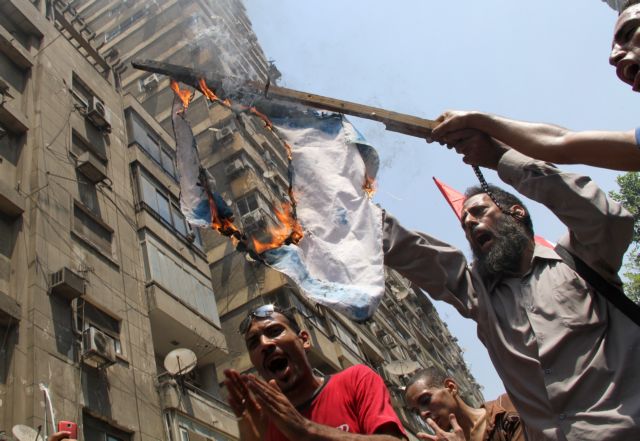 Τη σημαία της ισραηλινής πρεσβείας στο Κάιρο έκαψαν διαδηλωτές