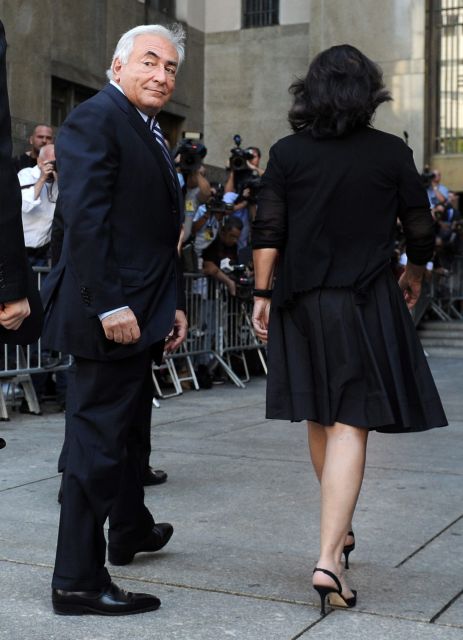 Με καθυστέρηση, λόγω σεισμού, θα παραλάβει το διαβατήριό του ο Στρος-Καν