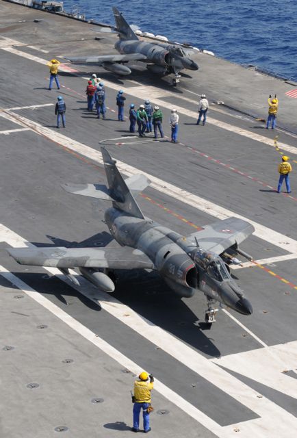 Αποσύρεται το αεροπλανοφόρο «Σαρλ ντε Γκολ» από τις επιχειρήσεις στη Λιβύη