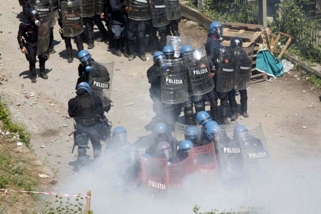 Οι μετανάστες εξεγείρονται στο Μπάρι, βίαιες συγκρούσεις με την αστυνομία