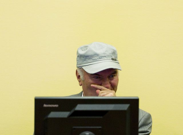 Ξεχωριστές δίκες κατά του Μλάντιτς εξετάζει η Χάγη για επίσπευση της διαδικασίας