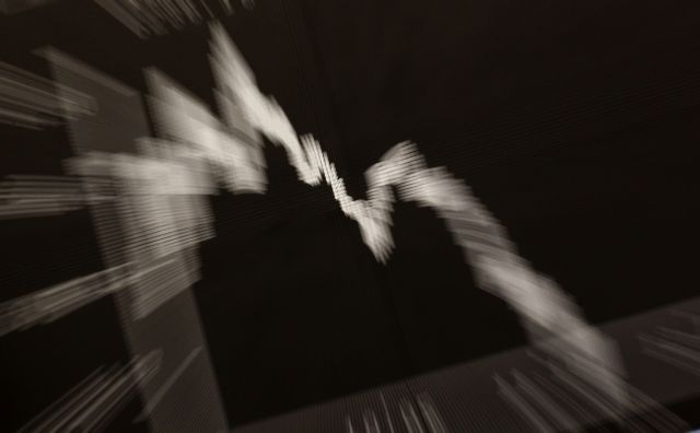 Σε ελεύθερη πτώση με απώλειες άνω του 5% το Χρηματιστήριο, χάνει τις 1.000 μονάδες