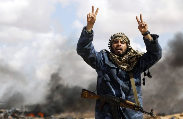 Με τον Καντάφι να «αγνοείται», η μάχη για την Τρίπολη συνεχίζεται