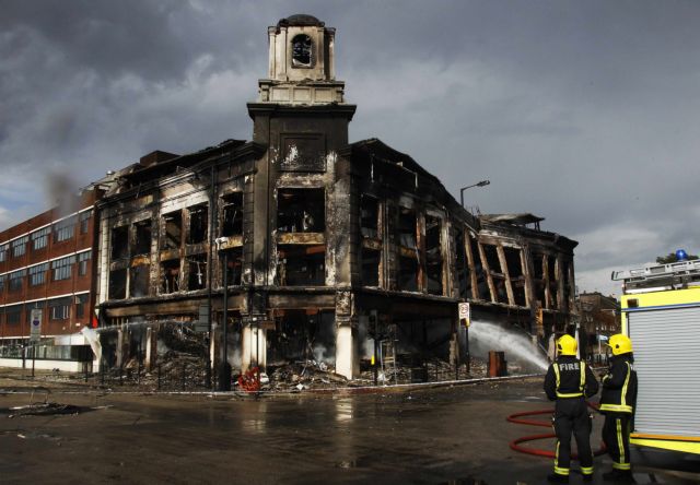 Επεκτείνονται τα βίαια επεισόδια και οι λεηλασίες καταστημάτων στο Λονδίνο