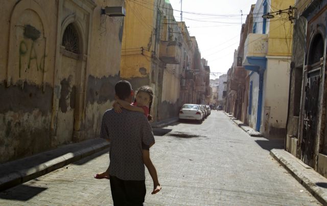 Μάχες στην Τρίπολη, καθώς το «κυνηγητό» για τον Καντάφι συνεχίζεται