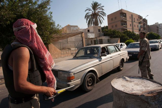 Mε τον Καντάφι επικηρυγμένο, οι εξεγερμένοι «χτενίζουν» την Τρίπολη για καθεστωτικούς