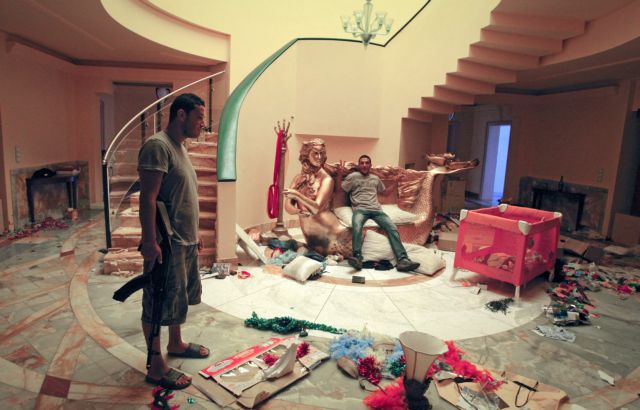 Σύμβολα χλιδής ανακαλύπτουν οι εξεγερμένοι στα σπίτια της οικογένειας Καντάφι