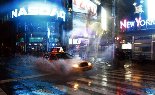 Πόλη-φάντασμα η Νέα Υόρκη, ενώ επελαύνει η «Αϊρίν» που υποβαθμίστηκε σε τροπική καταιγίδα