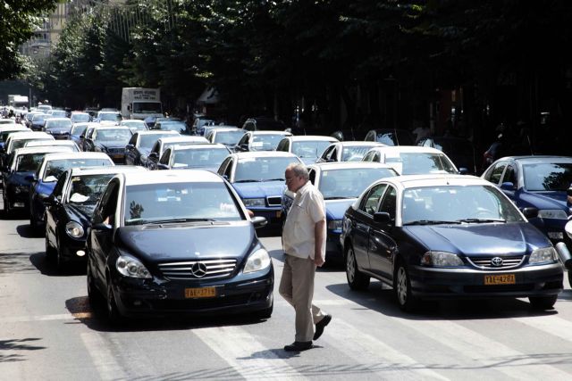 Έδαφος συνεννόησης για πανεπιστήμια και ταξί αναζητά η κυβέρνηση