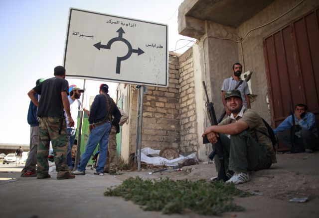 Την προέλασή τους γύρω από την Τρίπολη συνεχίζουν οι Λίβυοι αντικαθεστωτικοί