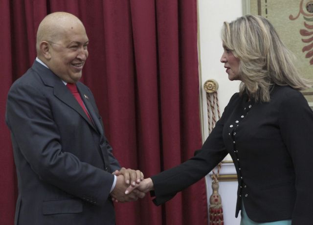 Σε τράπεζες «φιλικών» χωρών μεταφέρει ο Τσάβες τις καταθέσεις της χώρας, λέει η Αντιπολίτευση