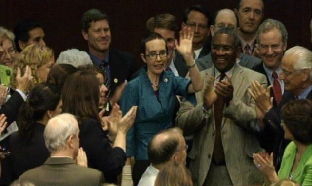 Παρούσα και η Γκαμπριέλ Γκίφορντς στην ψηφοφορία στη Βουλή των Αντιπροσώπων