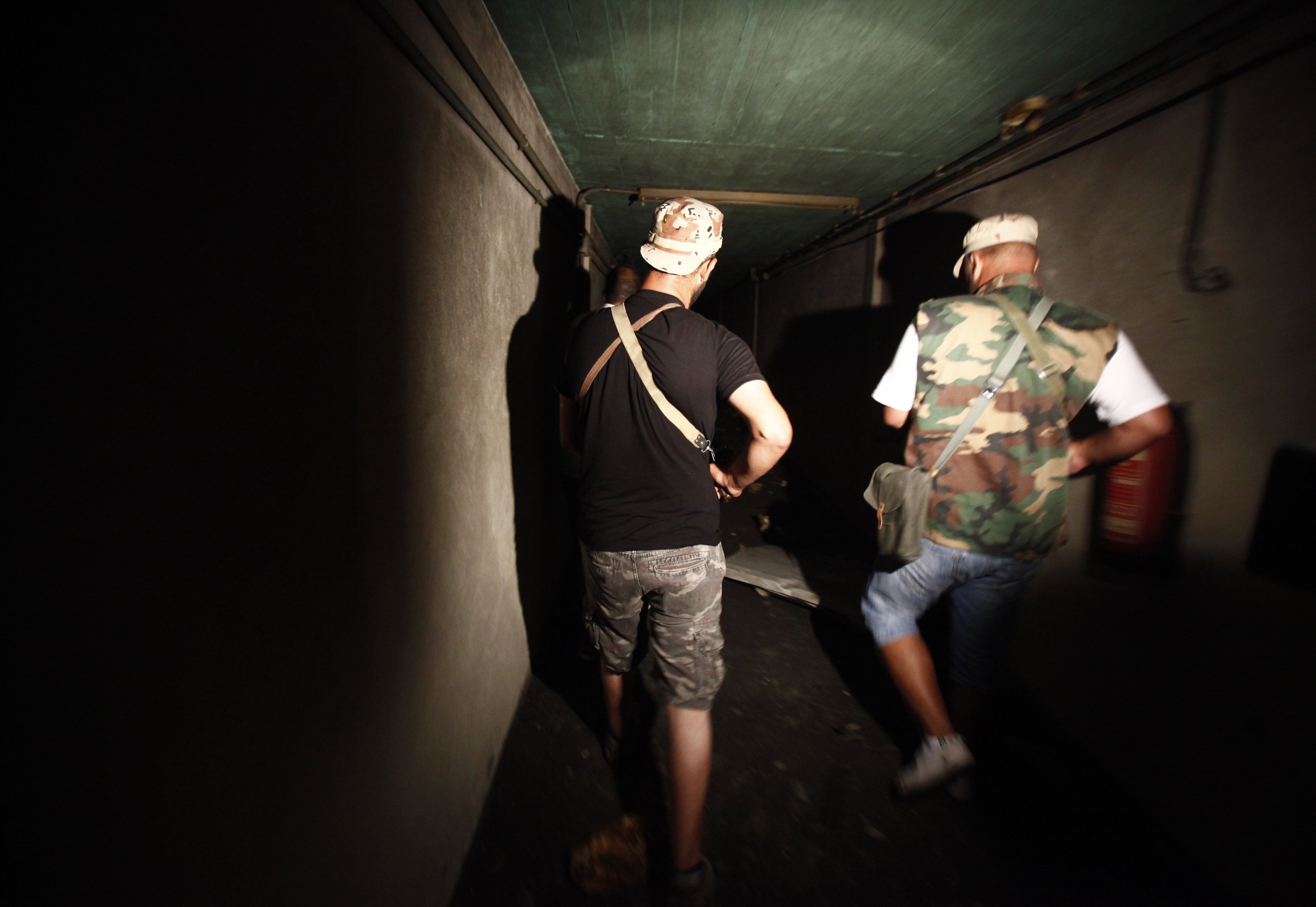 Tο αεροδρόμιο της Τρίπολης βομβάρδισαν δυνάμεις πιστές στον Καντάφι