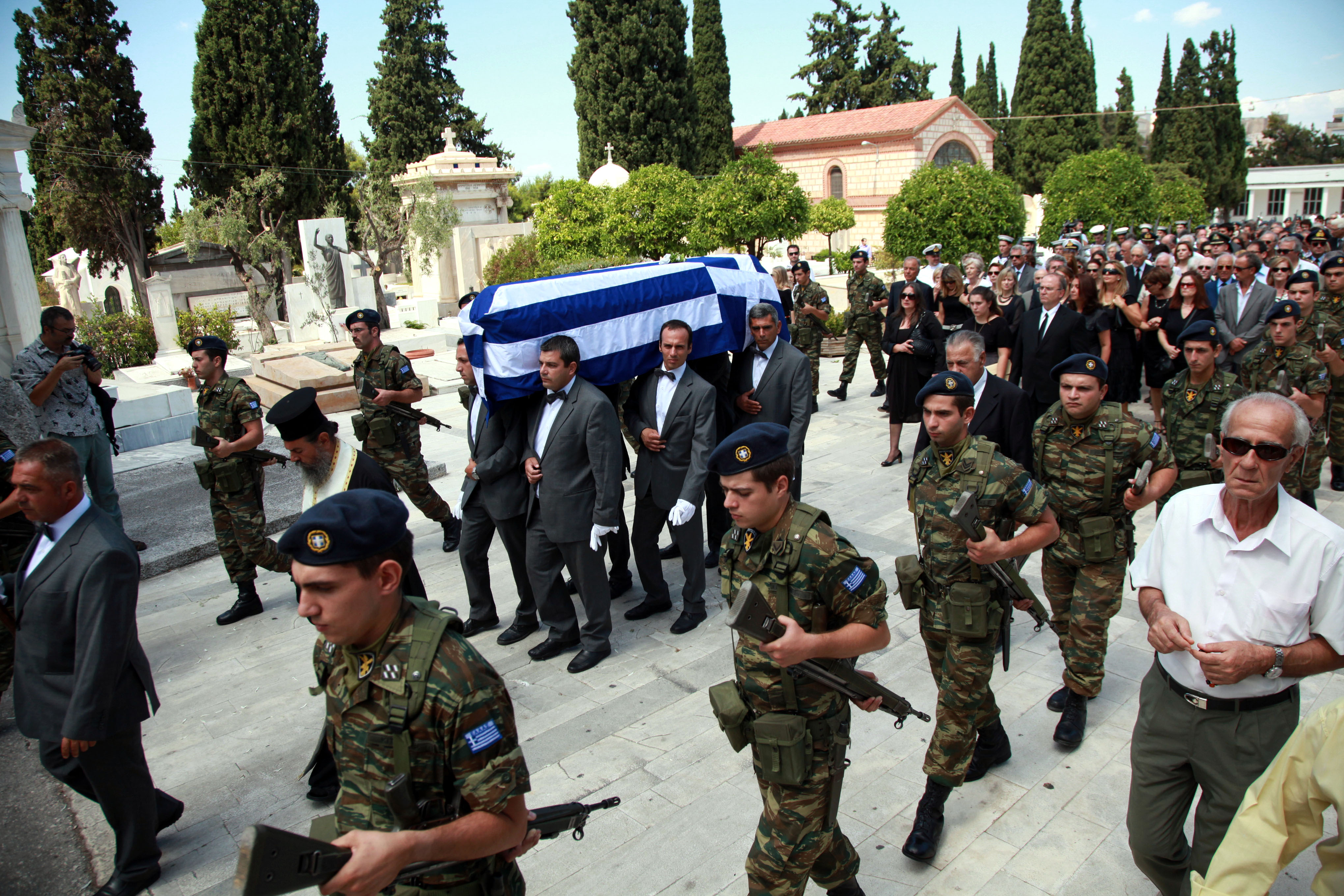 Σύσσωμος ο πολιτικός κόσμος, απλοί πολίτες και φίλοι αποχαιρέτησαν τον Αν.Πεπονή