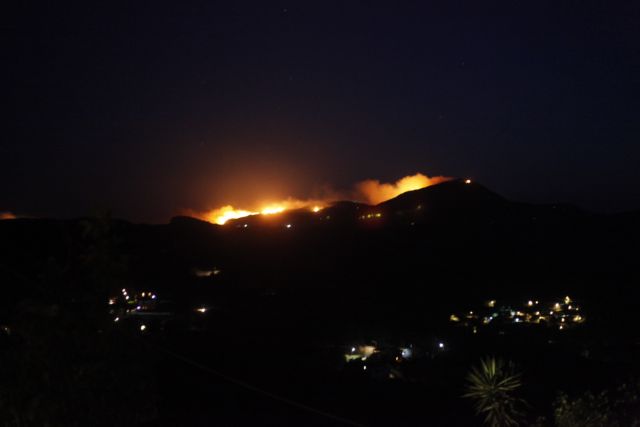 Πολλαπλά πύρινα μέτωπα στην Κέρκυρα, προσαγωγές υπόπτων για εμπρησμό