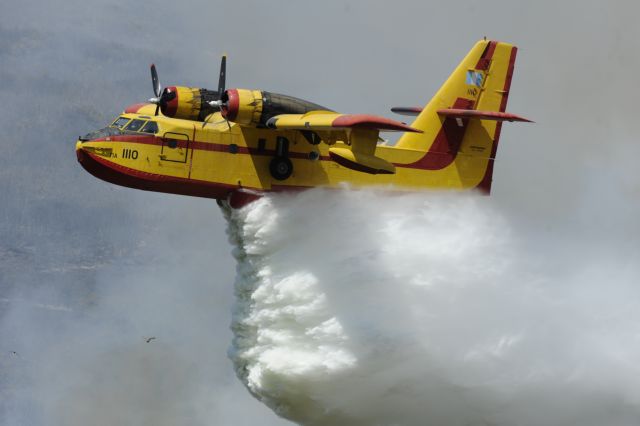 Υπό μερικό έλεγχο πυρκαγιές σε Μαρκόπουλο και Κορωπί