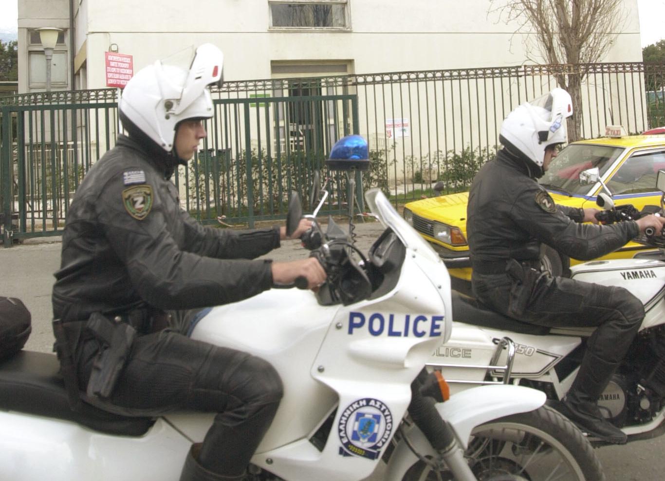 «Χειροπέδες» στη Θεσσαλονίκη για αφισοκόλληση κατά του Γ.Παπανδρέου