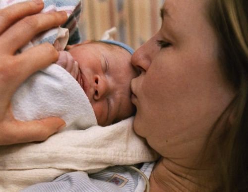 Περίθαλψη με λιγότερα ένσημα για τους ανέργους και προστασία των μητέρων