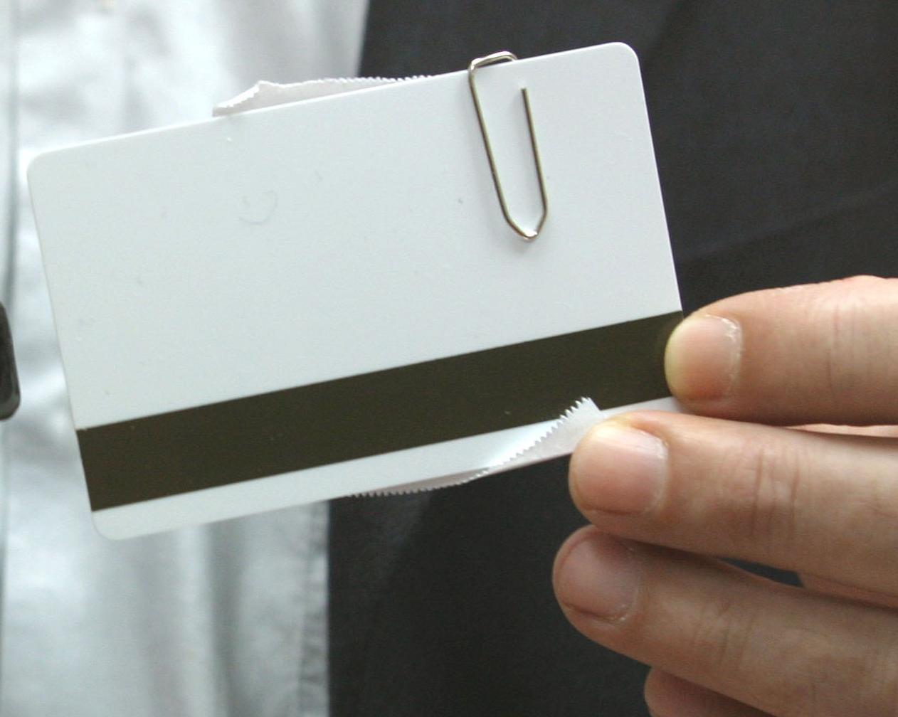 Με μορφή ηλεκτρονικής κάρτας οι άδειες διαμονής των αλλοδαπών