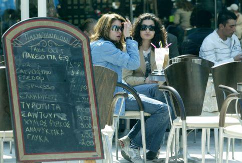 «Φωτιά» σε τυρόπιτες, σουβλάκια και αναψυκτικά βάζει από 1η Σεπτεμβρίου ο ΦΠΑ