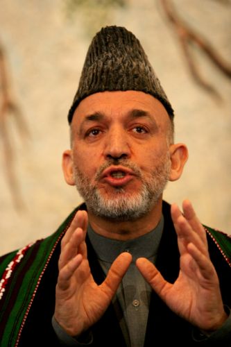 Βρετανός υπουργός «ανέμιζε», κατά λάθος, απόρρητο έγγραφο στους δημοσιογράφους