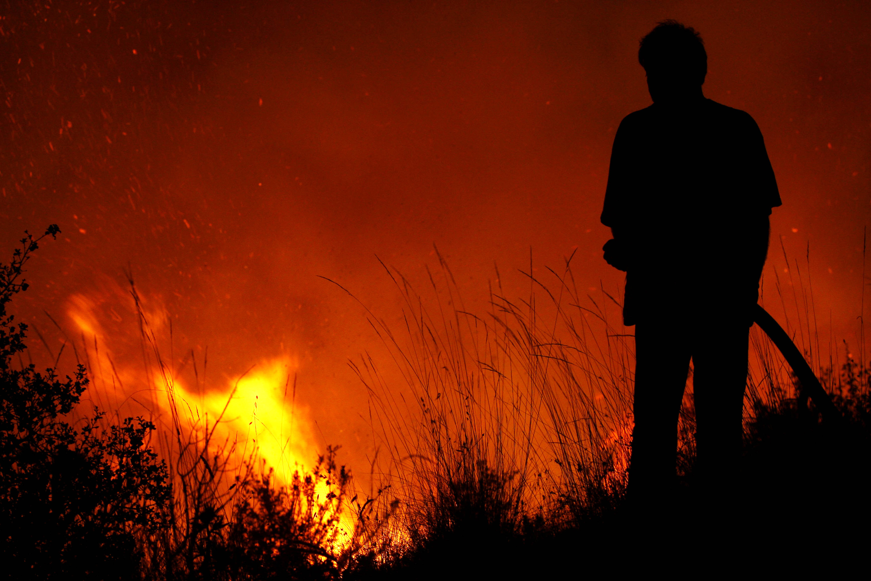 Mεγάλη πυρκαγιά στην Άνω Γλυφάδα – Νύχτα τρόμου για τους κατοίκους