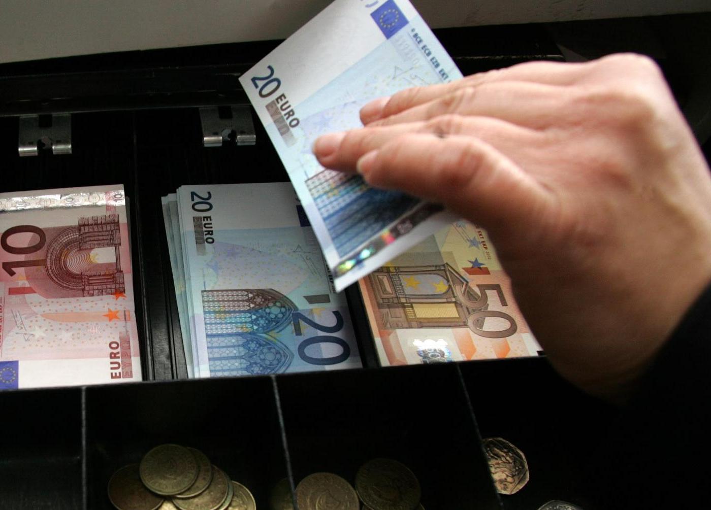 Στα συρτάρια των τραπεζών μπήκαν και πάλι καταθέσεις 1,5 δισ. ευρώ