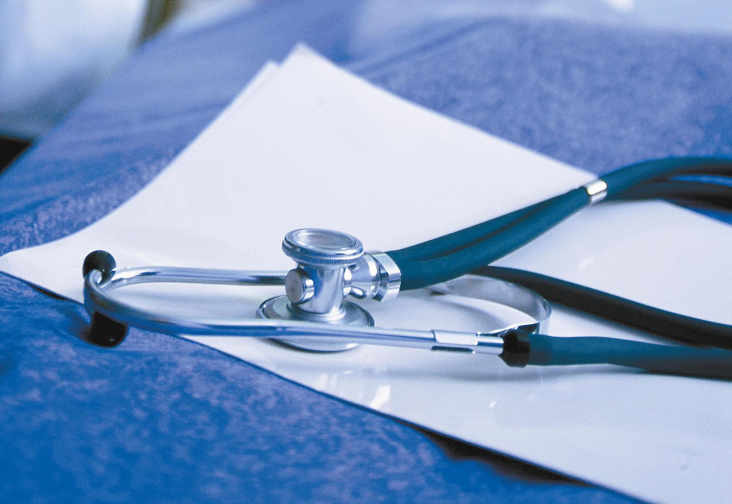 Με δυναμική απάντηση προειδοποιούν οι γιατροί για το άνοιγμα του επαγγέλματος