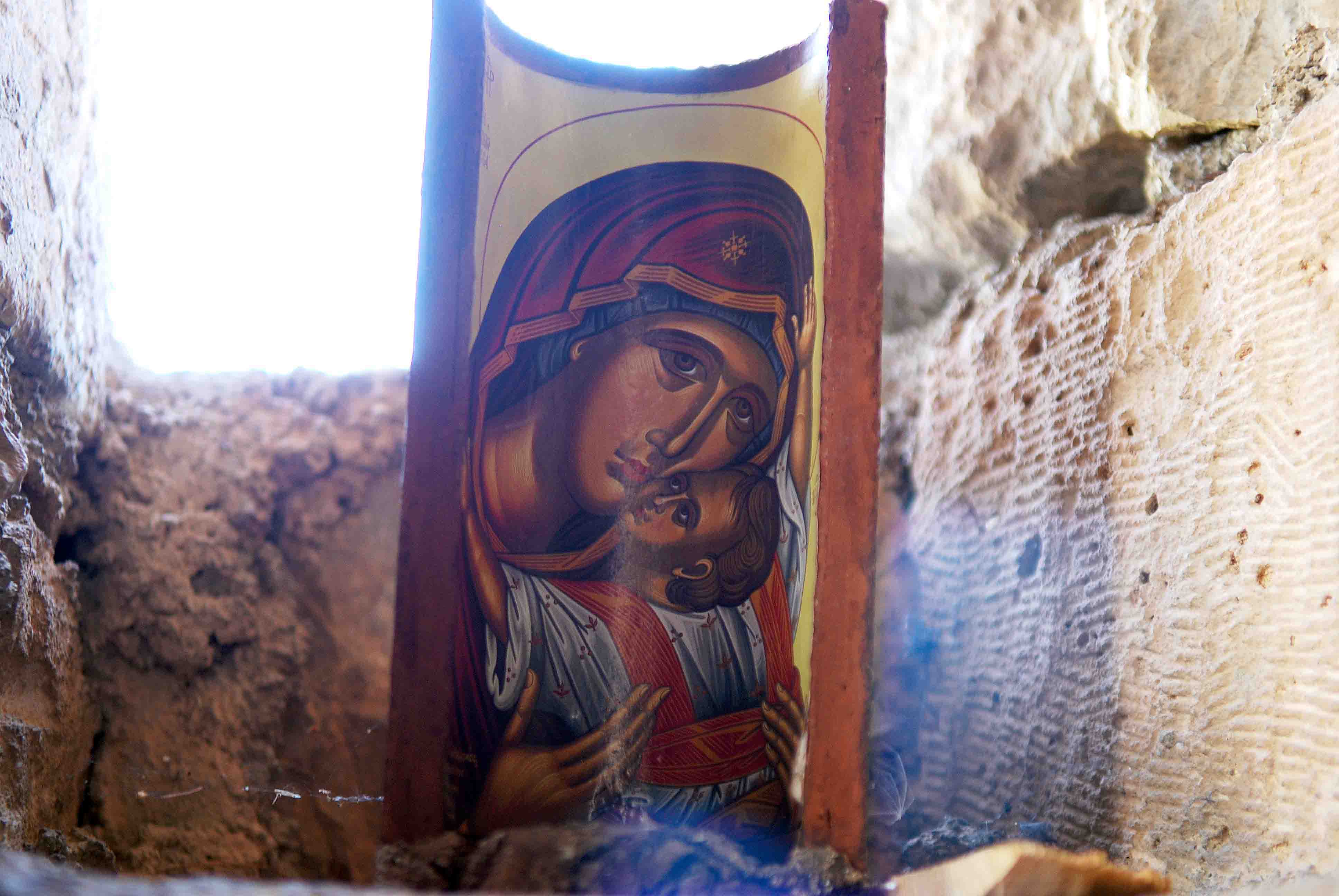 Σε κάθε γωνιά της Ελλάδας οι πιστοί προστρέχουν στη δίκη τους Παναγία