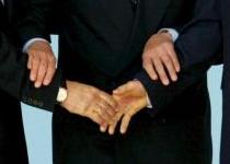 «Μπλόκο» στα σταυρωτά φιλιά σε χώρους εργασίας από γερμανική ομάδα καλών τρόπων