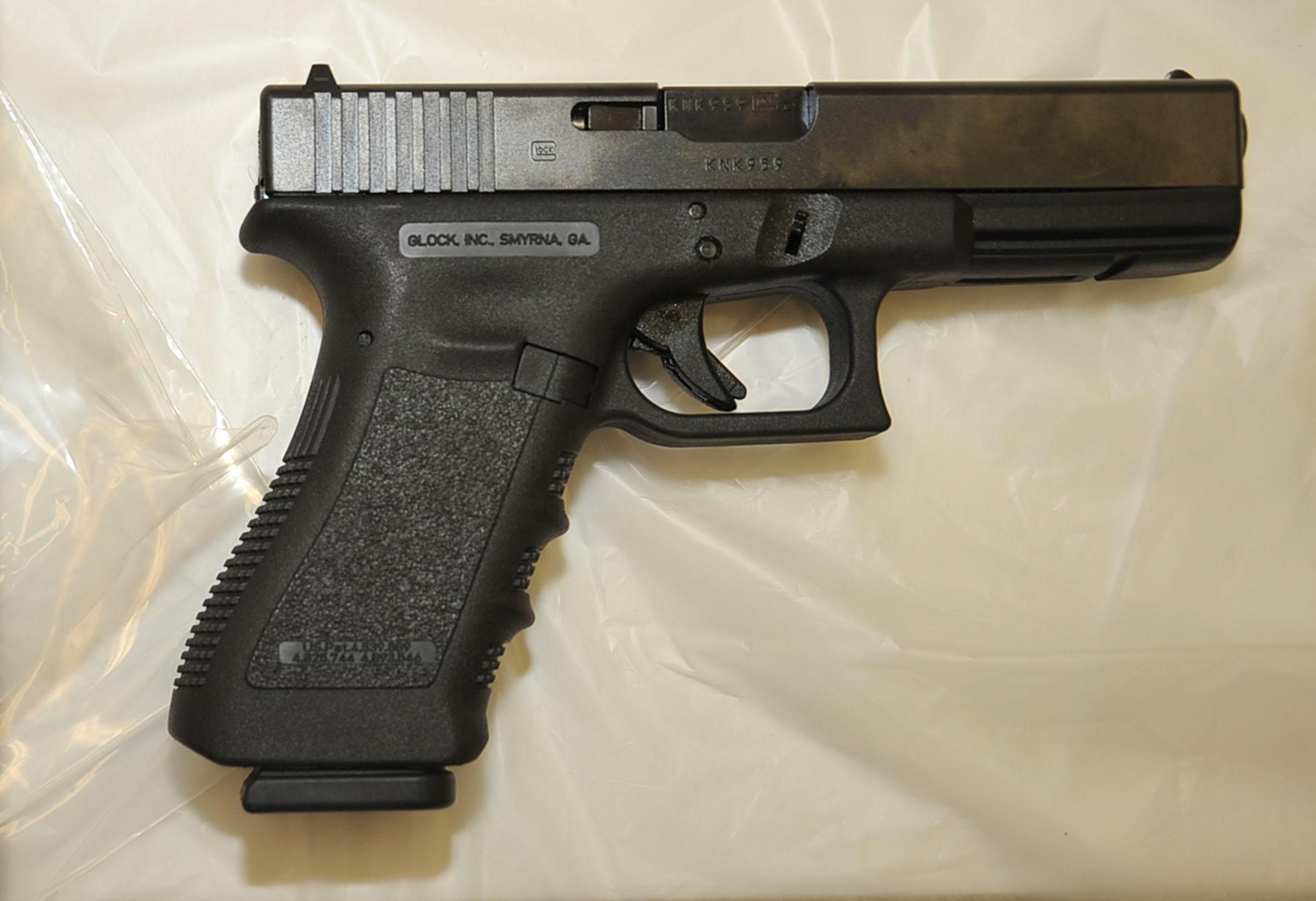 Πιστόλι βρέθηκε σε κοινόχρηστο χώρο πλοίου, αυξάνει τους ελέγχους το Λιμενικό