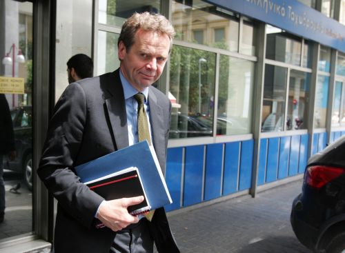 Στην Αθήνα η τρόικα, ενώ η οικονομία βυθίζεται περαιτέρω στην ύφεση