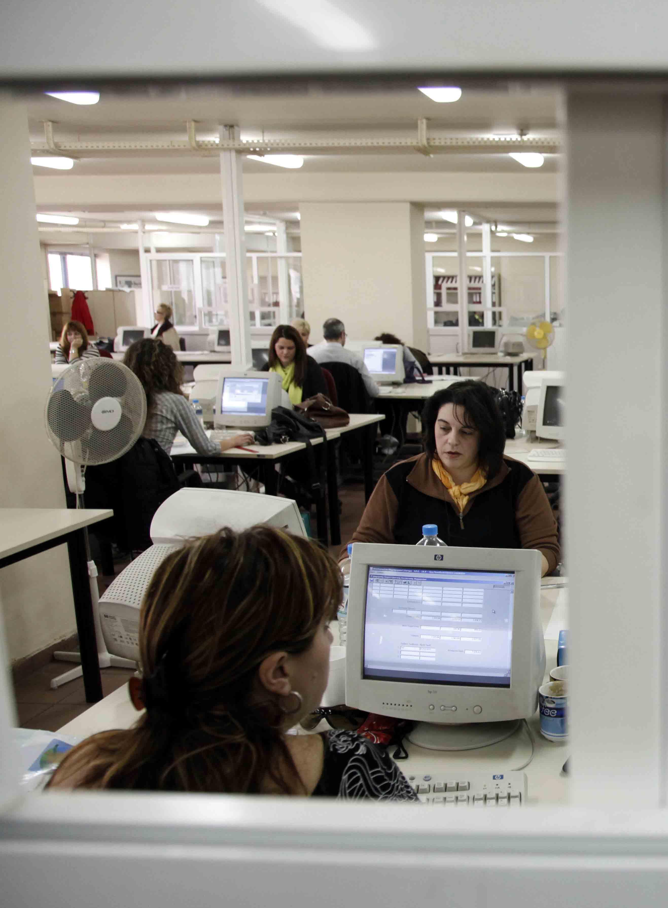 «Κομμένο» από τις προαγωγές έως και το 80% των δημοσίων υπαλλήλων