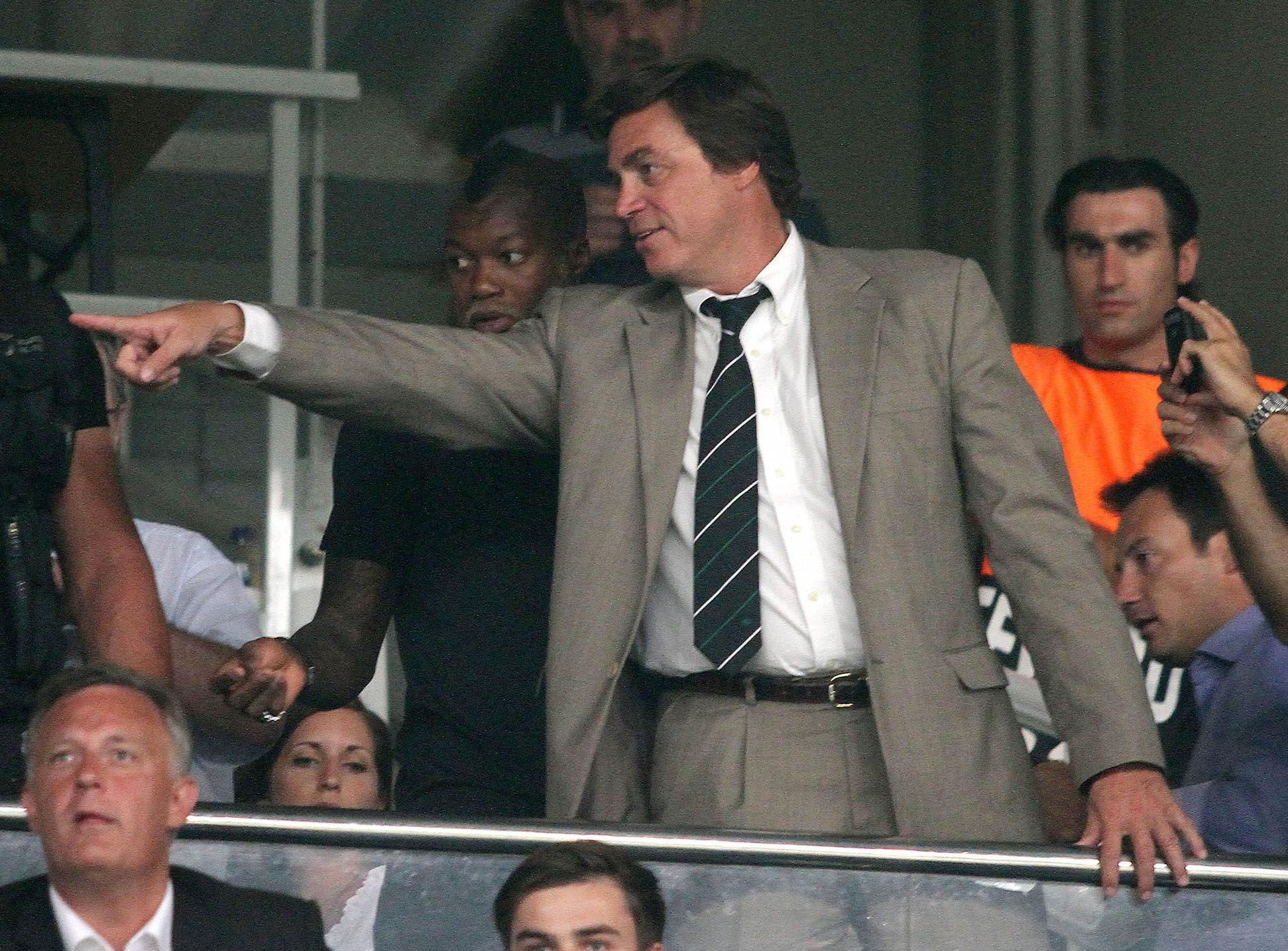 Στήριξη σε Φερέιρα, σκληρά οικονομικά μέτρα στους παίκτες