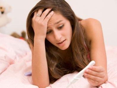 «Κολλητική» μεταξύ των αδελφών είναι η εφηβική εγκυμοσύνη