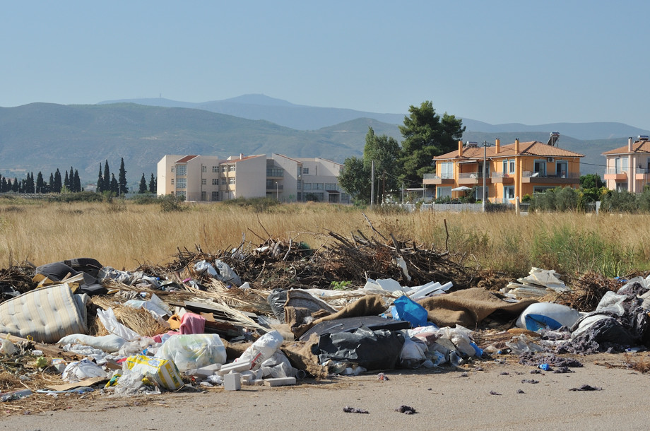 Σκουπίδια και μπάζα στον Αγ. Κωνσταντίνο Ωρωπού