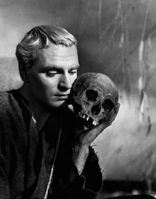 Αντιδράσεις προκαλεί βιβλίο που παρουσιάζει τον πατέρα του Άμλετ ως παιδόφιλο