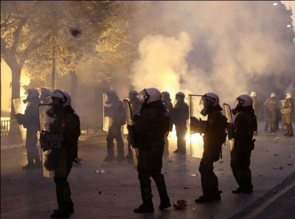 Ένταση και επεισόδια στην πορεία του Ηρακλή