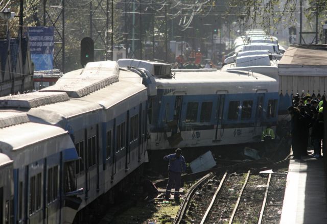 Νεκροί και εκατοντάδες τραυματίες σε σύγκρουση λεωφορείου με δύο τρένα στην Αργεντινή