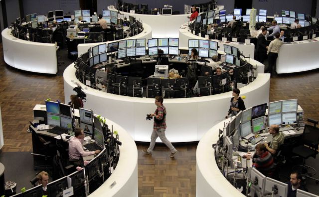 Σε αρνητικό έδαφος το Χρηματιστήριο εν μέσω έντονων διακυμάνσεων