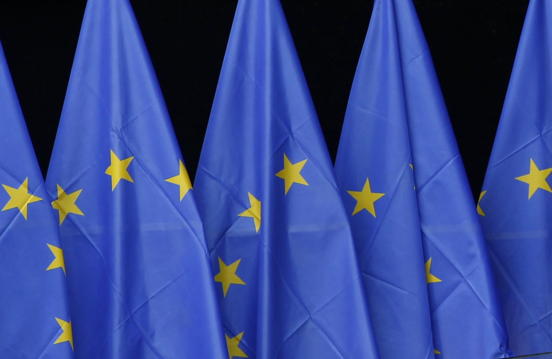 Την καταβολή ενός μισθού υπέρ του Δημοσίου αποφάσισαν οι ευρωβουλευτές ΠΑΣΟΚ και ΝΔ