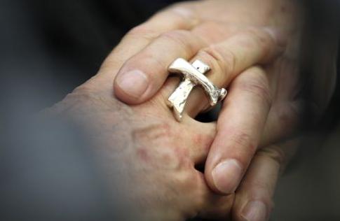 Ακρόαση από τον Πάπα ζητά Ιταλός θύμα παιδεραστή ιερέα