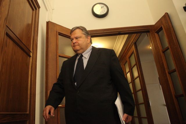 Μαραθώνιες οι διαπραγματεύσεις με την τρόικα για τα νέα μέτρα