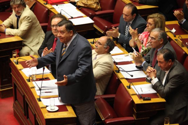 Κόντρα Βενιζέλου, Τσίπρα και Καρατζαφέρη στη Βουλή για τα νέα μέτρα