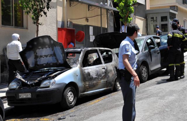 Μολότοφ και εμπρησμοί αυτοκινήτων τα ξημερώματα του Σαββάτου στα Εξάρχεια