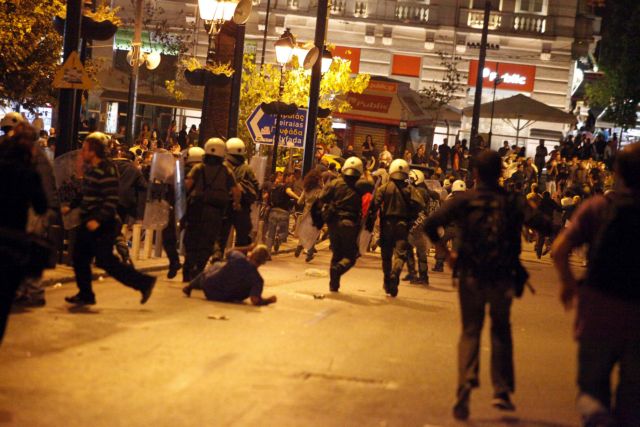 Ένταση στο Σύνταγμα μεταξύ διαδηλωτών και αστυνομίας