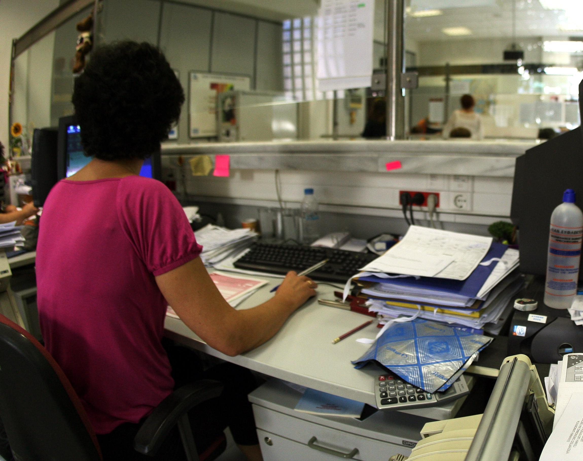 Απολύσεις αν δεν πετύχει η εφεδρεία, προειδοποιεί το οικονομικό επιτελείο