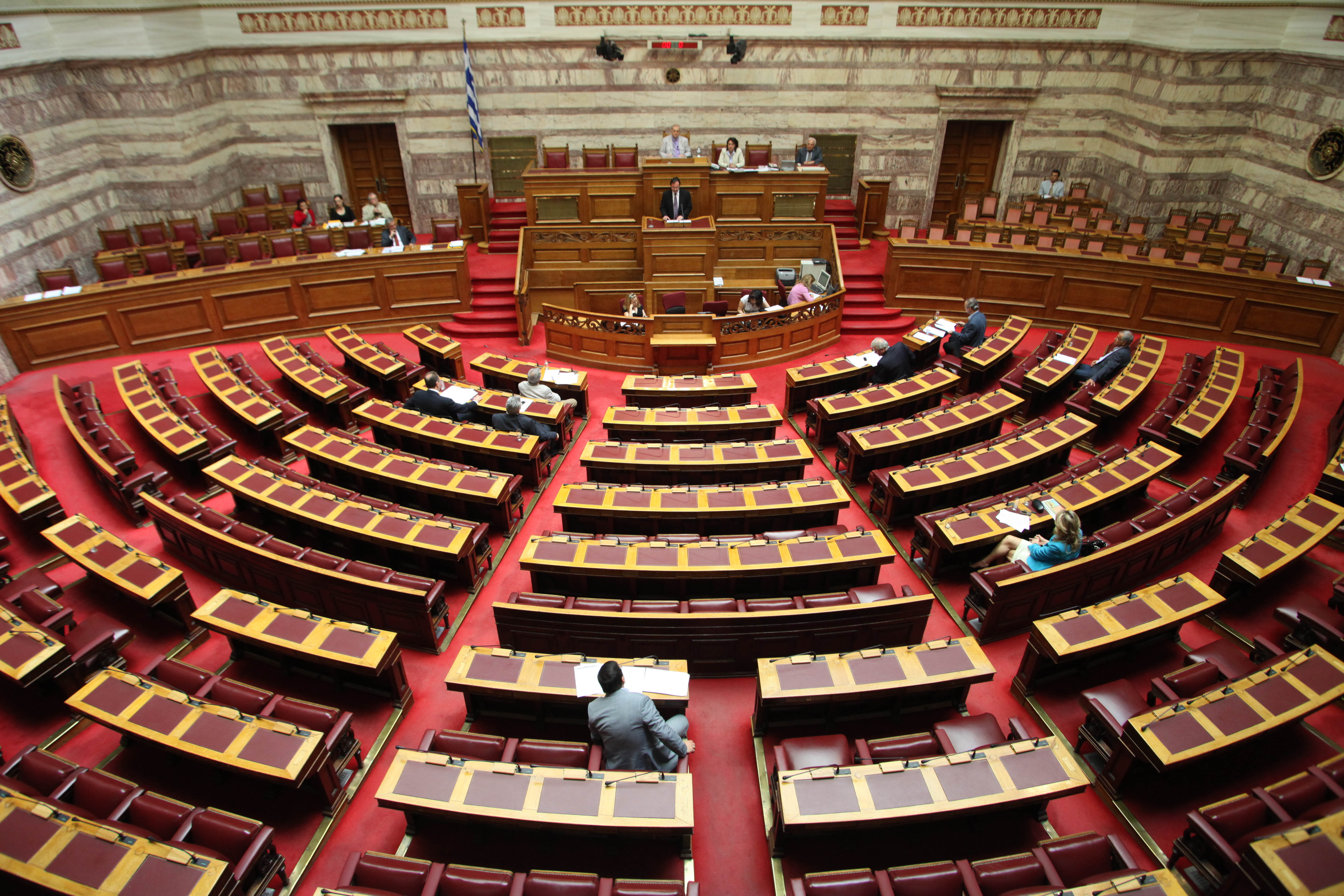 Νέα σύρραξη στο Εντευκτήριο της Βουλής με χαρακτηρισμούς για «γομάρια»